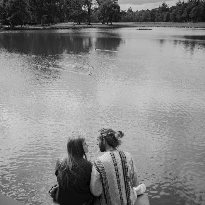 Zwart-witbeeld van twee mensen aan het water